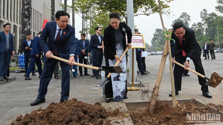 Chủ tịch Quốc hội Vương Đình Huệ, nguyên Chủ tịch Quốc hội Nguyễn Thị Kim Ngân và các đại biểu trồng cây lưu niệm tại khuôn viên Nhà Quốc hội. (Ảnh: Duy Linh)