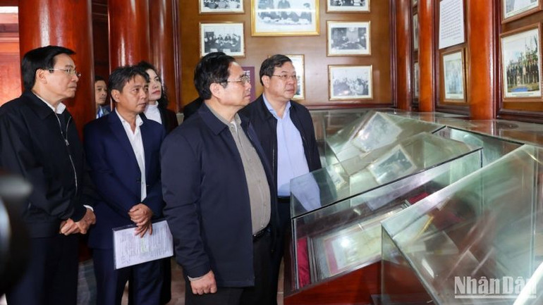 Thủ tướng Phạm Minh Chính đến thăm Khu tưởng niệm đồng chí Lê Đức Thọ tại thôn Địch Lễ, xã Nam Vân, thành phố Nam Định.