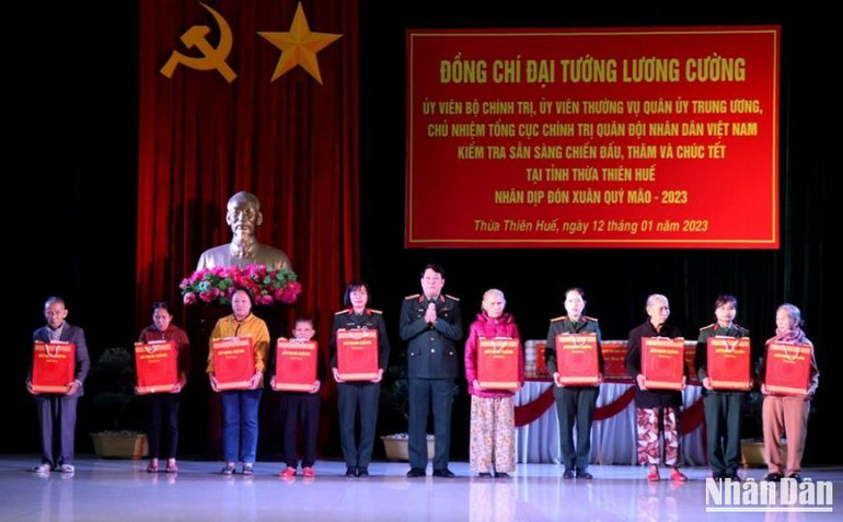 Tặng 100 phần quà của Quân ủy Trung ương, Bộ Quốc phòng cho gia đình chính sách, người có công tiêu biểu tỉnh Thừa Thiên Huế.