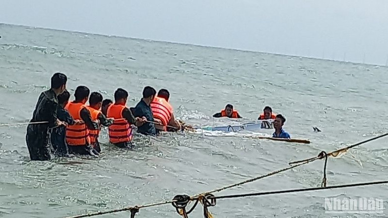 Lực lượng Đồn biên phòng Hòn Sơn nỗ lực trục vớt vỏ composite của người dân gặp nạn.