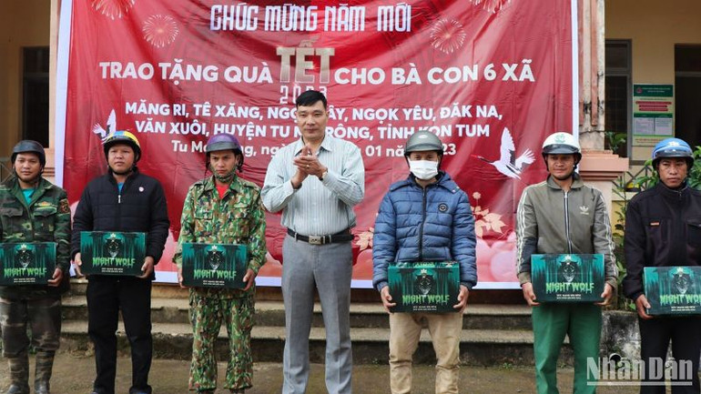 Lãnh đạo Ủy ban nhân dân huyện Tu Mơ Rông trao các phần quà đến bà con đồng bào dân tộc thiểu số của huyện để đón Tết Nguyên đán 2023.