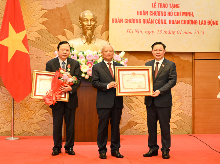 Chủ tịch Quốc hội Vương Đình Huệ trao Huân chương Hồ Chí Minh cho đồng chí Uông Chu Lưu.