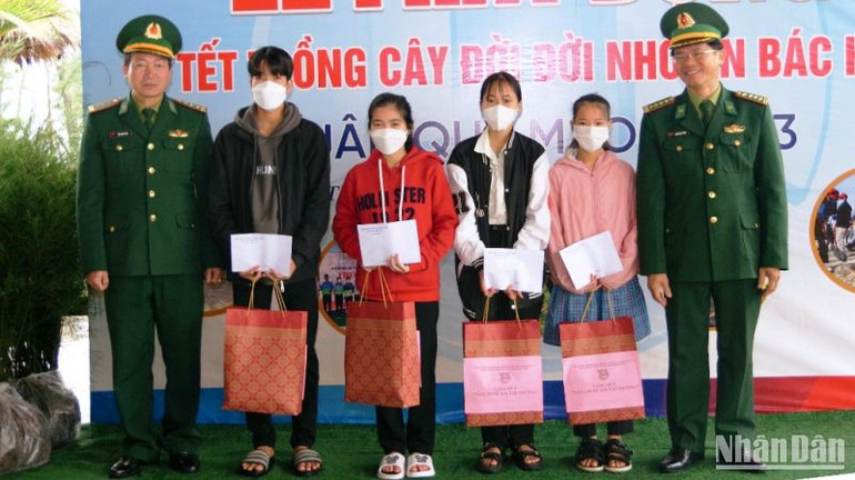 Tặng quà cho các em học sinh trong Chương trình “Nâng bước em đến trường”.