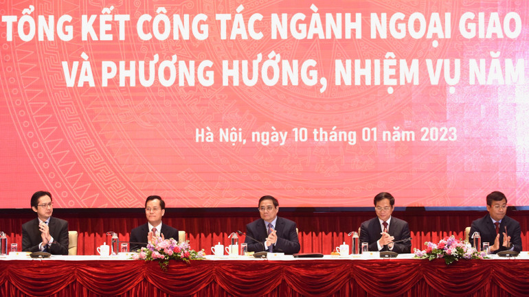 Thủ tướng Phạm Minh Chính, Bộ trưởng Ngoại giao Bùi Thanh Sơn cùng các Thứ trưởng Ngoại giao chủ trì Hội nghị.