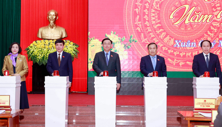 Chủ tịch Quốc hội Vương Đình Huệ và các đại biểu thực hiện nghi thức khởi công 3 dự án trọng điểm tại tỉnh Quảng Bình.