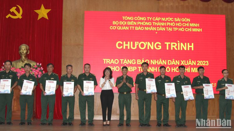 Tổng Công ty Cấp nước Sài Gòn tặng báo Xuân Nhân Dân Quý Mão cho Bộ đội Biên phòng Thành phố Hồ Chí Minh. (Ảnh: Thế Anh).