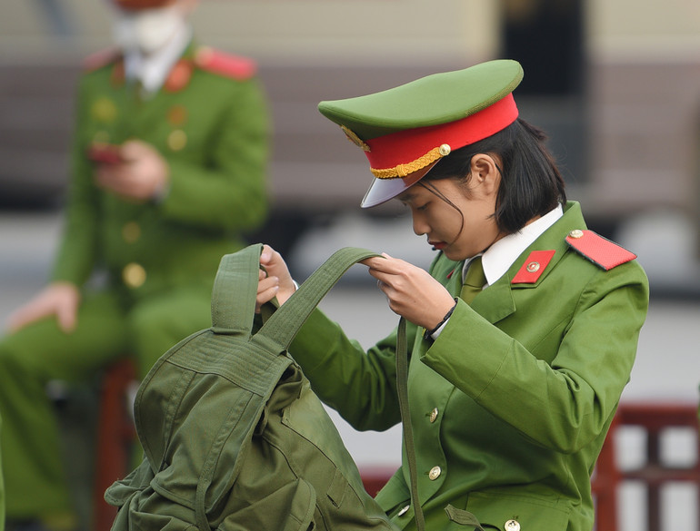 Sinh viên kiểm tra lại tư trang sau buổi lễ để chuẩn bị trở về nhà.