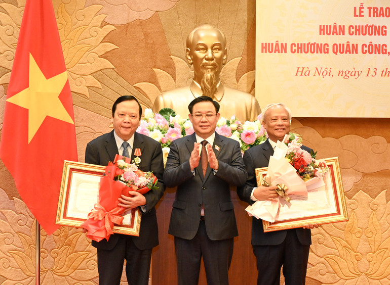 Chủ tịch Quốc hội Vương Đình Huệ trao Huân chương Hồ Chí Minh và tặng hoa chúc mừng đồng chí Huỳnh Ngọc Sơn và đồng chí Uông Chu Lưu.