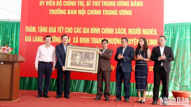 Đồng chí Phan Đình Trạc và đồng chí Nguyễn Hữu Dũng tặng quà lưu niệm cho xã Đinh Trang Thượng.