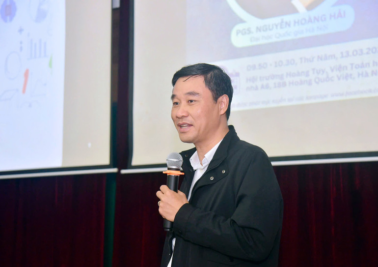 Phó Giáo sư, Tiến sĩ Nguyễn Hoàng Hải, Phó Giám đốc Đại học Quốc gia Hà Nội trình bày giảng "Vai trò của toán học trong sáng tạo và tiếp cận chân lý".