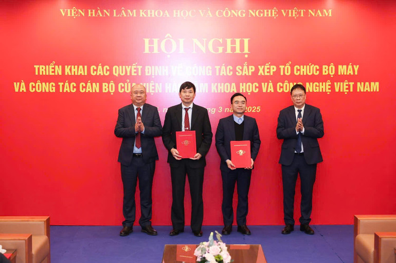 Giáo sư, Viện sĩ Châu Văn Minh và Tiến sĩ Phạm Tuấn Huy trao Quyết định cho Lãnh đạo Viện Khoa học công nghệ Năng lượng và Môi trường