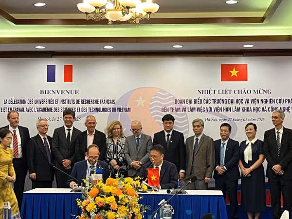 Giáo sư, Viện sĩ Châu Văn Minh ký văn kiện hợp tác với một viện nghiên cứu của Pháp. (Ảnh: NHẬT MINH)