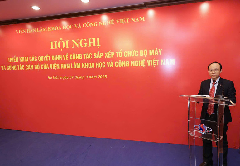 Phó Giáo sư, Tiến sĩ Hà Quý Quỳnh công bố các Quyết định về công tác sắp xếp tổ chức bộ máy, công tác cán bộ và cấp ủy của các đơn vị.