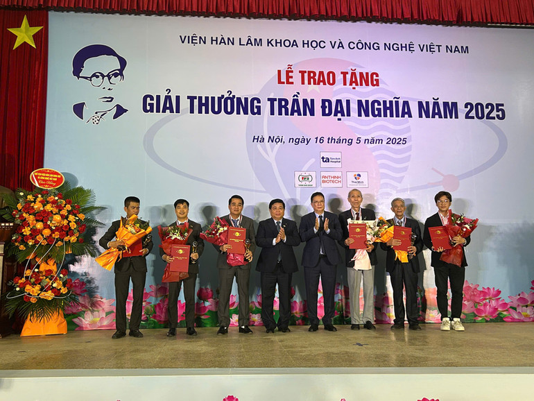 Phó Thủ tướng Nguyễn Chí Dũng; Giáo sư, Viện sĩ Châu Văn Minh chúc mừng các cá nhân, tập thể được nhận Giải thưởng Trần Đại Nghĩa năm 2025. (Ảnh: NHẬT MINH) Phó Thủ tướng Nguyễn Chí Dũng; Giáo sư, Viện sĩ Châu Văn Minh chúc mừng các cá nhân, tập thể được nhận Giải thưởng Trần Đại Nghĩa năm 2025. (Ảnh: NHẬT MINH)