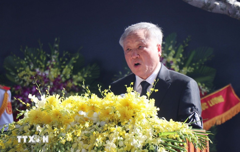 Ủy viên Bộ Chính trị, Phó Thủ tướng Thường trực Chính phủ Nguyễn Hòa Bình đọc lời cảm tạ tại Lễ an táng. (Ảnh: TTXVN) Ủy viên Bộ Chính trị, Phó Thủ tướng Thường trực Chính phủ Nguyễn Hòa Bình đọc lời cảm tạ tại Lễ an táng. (Ảnh: TTXVN)