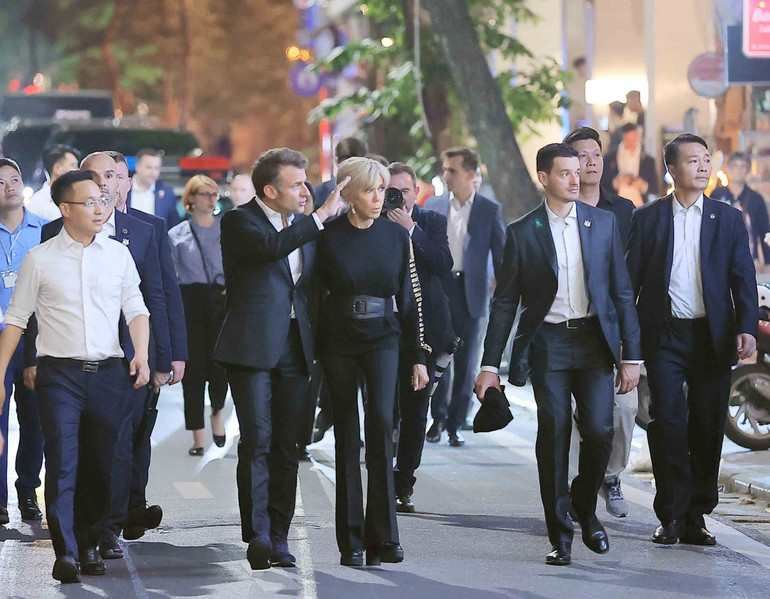 Tổng thống Pháp Emmanuel Macron và Phu nhân dạo phố cổ Hà Nội. (Ảnh: TTXVN)