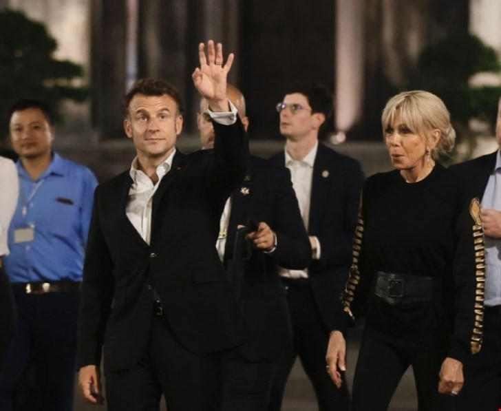 Tổng thống Pháp Emmanuel Macron và Phu nhân tản bộ trên khu phố cổ Hà Nội. (Ảnh: TTXVN)
