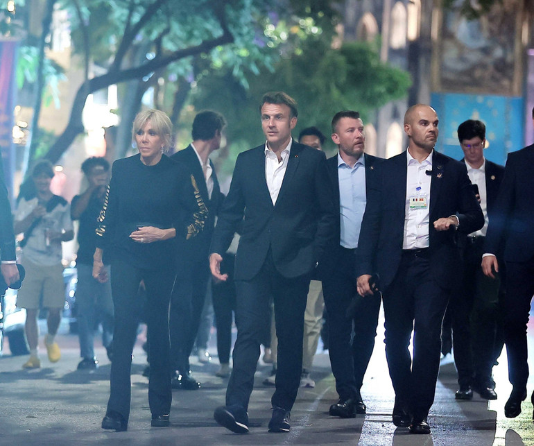 Tổng thống Pháp Emmanuel Macron và Phu nhân dạo phố cổ Hà Nội. (Ảnh: TTXVN)