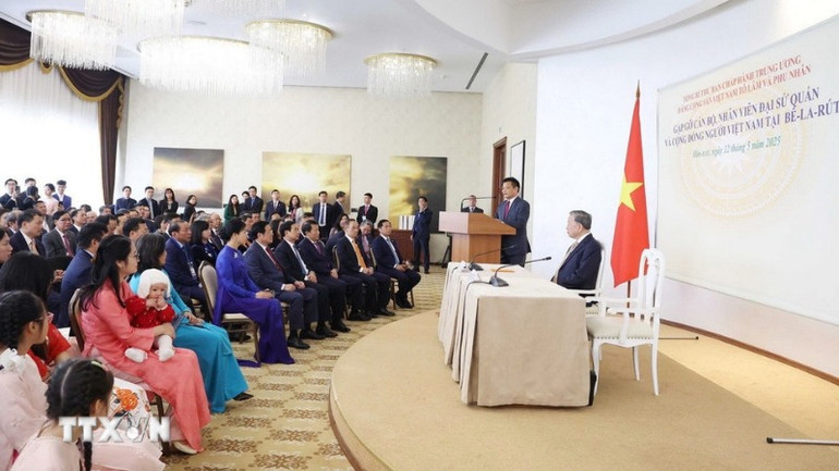 Tổng Bí thư Tô Lâm nói chuyện thân mật với cán bộ, nhân viên Đại sứ quán và đại diện cộng đồng người Việt tại Belarus. (Ảnh: TTXVN)