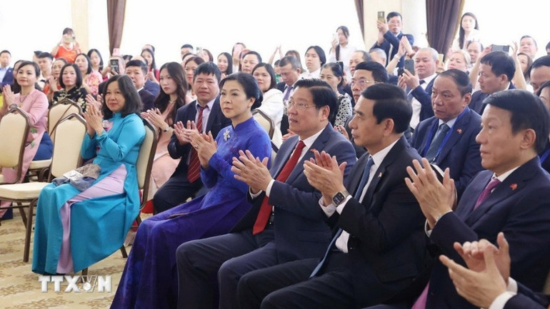 Bà Ngô Phương Ly, Phu nhân Tổng Bí thư Tô Lâm và các đại biểu tham dự buổi gặp gỡ. (Ảnh: TTXVN)