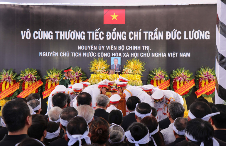 Nghi lễ hạ huyệt. (Ảnh: TTXVN) Nghi lễ hạ huyệt. (Ảnh: TTXVN)