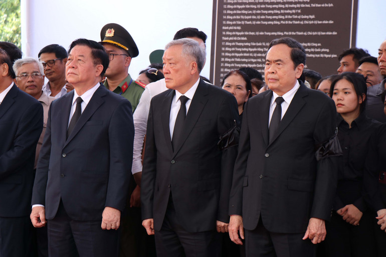 Các đồng chí lãnh đạo Đảng, Nhà nước, Quốc hội tại nghĩa trang xã Phổ Khánh. (Ảnh: TTXVN) Các đồng chí lãnh đạo Đảng, Nhà nước, Quốc hội tại nghĩa trang xã Phổ Khánh. (Ảnh: TTXVN)