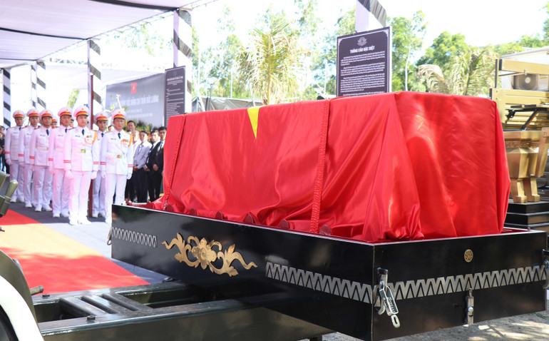 Linh cữu nguyên Chủ tịch nước Trần Đức Lương được đưa vào đến nơi an táng nghĩa trang xã Phổ Khánh. (Ảnh: TTXVN) Linh cữu nguyên Chủ tịch nước Trần Đức Lương được đưa vào đến nơi an táng nghĩa trang xã Phổ Khánh. (Ảnh: TTXVN)