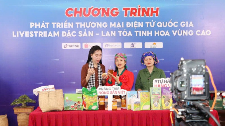 Người dân livestream bán hàng nông sản.