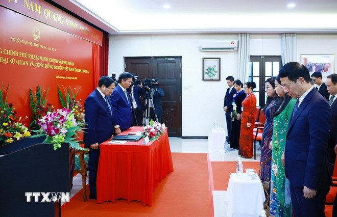 Thủ tướng Phạm Minh Chính và Phu nhân cùng cán bộ, nhân viên, Đại sứ quán, cộng đồng người Việt Nam tại Malaysia mặc niệm nguyên Chủ tịch nước Trần Đức Lương. (Ảnh: TTXVN)