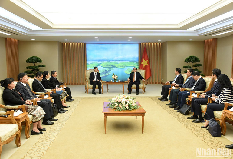 Thủ tướng Phạm Minh Chính tiếp Bộ trưởng Công thương Lào Malaythong Kommasith. (Ảnh: TRẦN HẢI)