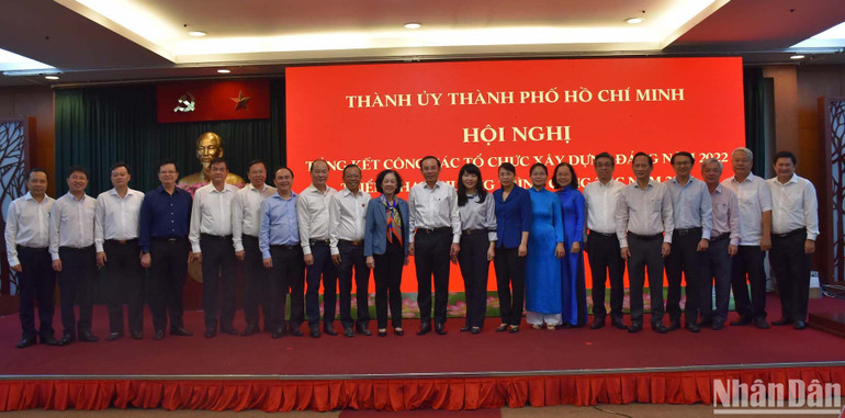 Các đại biểu chụp ảnh lưu niệm tại hội nghị.