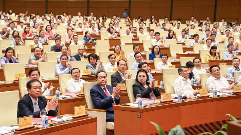 Chủ tịch Quốc hội Trần Thanh Mẫn cùng các đồng chí lãnh đạo, nguyên lãnh đạo Đảng, Nhà nước và các đại biểu dự lễ ra mắt cuốn sách.