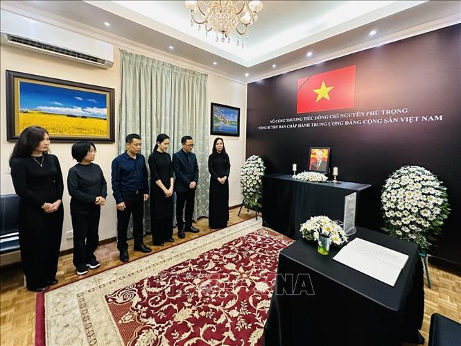 Tập thể nhân viên Đại sứ Việt Nam tại Sri Lanka dành một phút mặc niệm tưởng nhớ và tiễn biệt Tổng Bí thư Nguyễn Phú Trọng. (Ảnh: TTXVN)