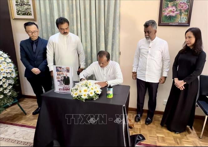 Phó Chủ tịch Quốc hội Sri Lanka ghi sổ tang tưởng nhớ Tổng Bí thư Nguyễn Phú Trọng. (Ảnh: TTXVN)