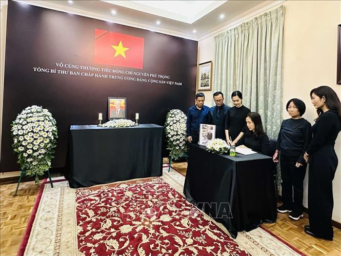 Đại sứ Việt Nam tại Sri Lanka Trịnh Thị Tâm ghi sổ tang tưởng nhớ Tổng Bí thư Nguyễn Phú Trọng. (Ảnh: TTXVN)