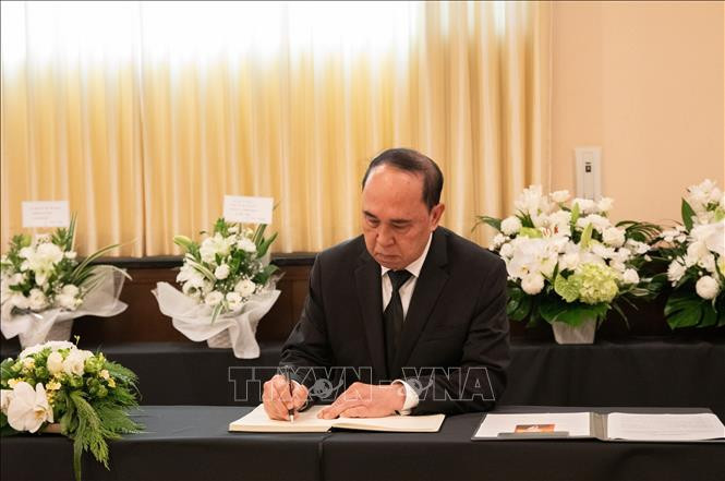 Đại sứ Campuchia tại Nhật Bản Tuy Ry ghi sổ tang Tổng Bí thư Nguyễn Phú Trọng.