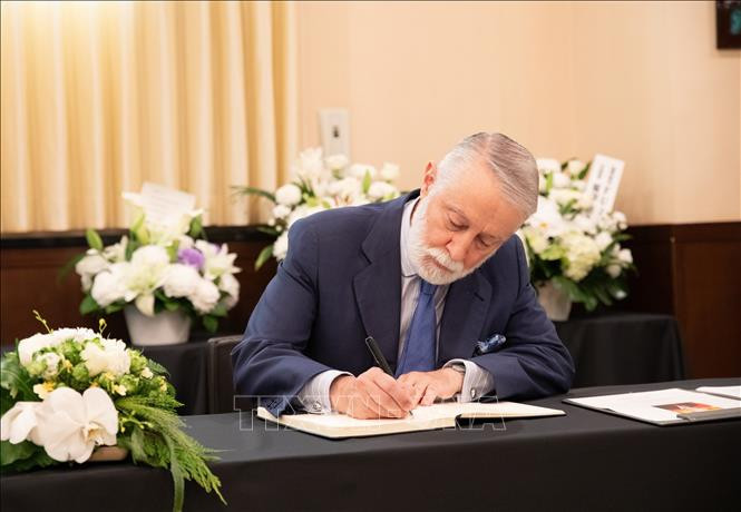 Đại sứ Tây Ban Nha tại Nhật Bản ghi sổ tang Tổng Bí thư Nguyễn Phú Trọng.