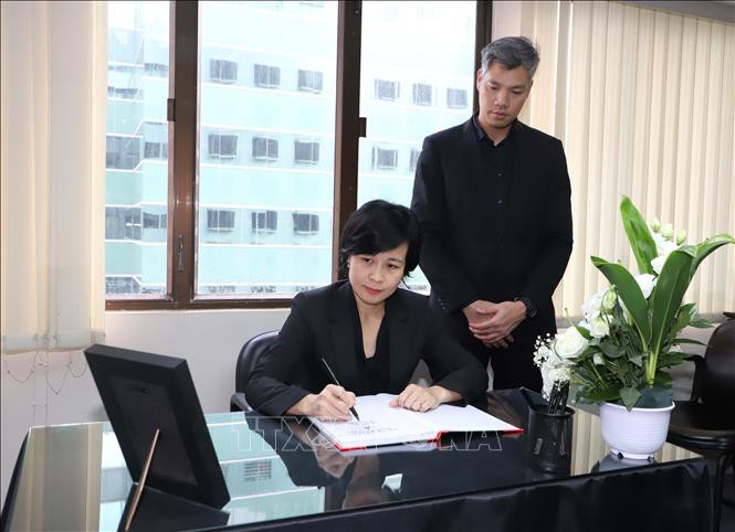 Tổng Lãnh sự Việt Nam tại Hong Kong và Ma Cao (Trung Quốc) Lê Đức Hạnh ghi sổ tang Tổng Bí thư Nguyễn Phú Trọng. Tổng Lãnh sự Việt Nam tại Hong Kong và Ma Cao (Trung Quốc) Lê Đức Hạnh ghi sổ tang Tổng Bí thư Nguyễn Phú Trọng.