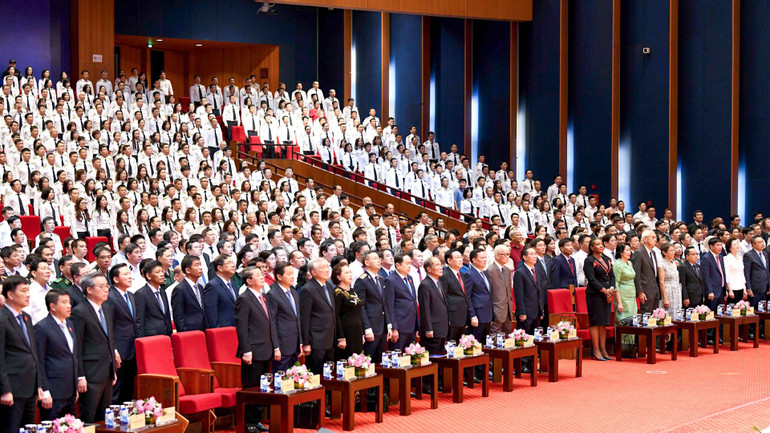 Các đồng chí lãnh đạo, nguyên lãnh đạo Đảng, Nhà nước và các đại biểu thực hiện nghi thức chào cờ tại lễ kỷ niệm.