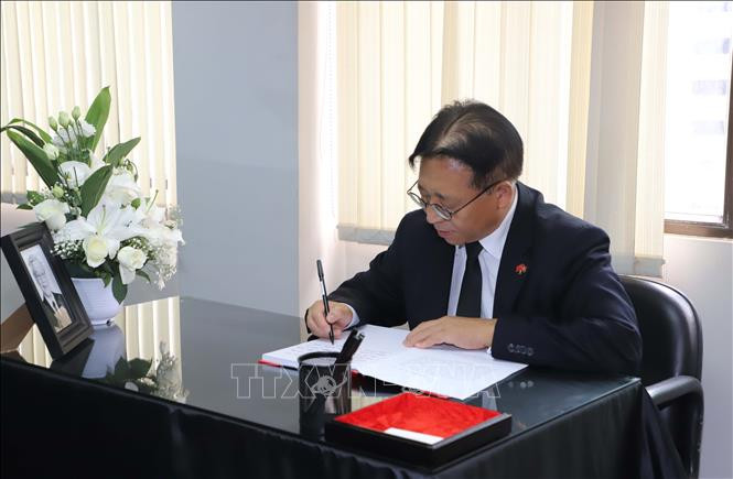 Đặc phái viên Bộ Ngoại giao Trung Quốc tại Hong Kong Thôi Kiến Xuân ghi sổ tang Tổng Bí thư Nguyễn Phú Trọng. Đặc phái viên Bộ Ngoại giao Trung Quốc tại Hong Kong Thôi Kiến Xuân ghi sổ tang Tổng Bí thư Nguyễn Phú Trọng.