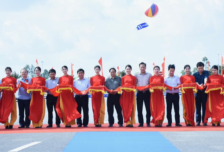 Thủ tướng Phạm Minh Chính cùng các đại biểu cắt băng khánh thành tuyến đường bộ nối đường cao tốc Hà Nội-Hải Phòng với đường cao tốc Cầu Giẽ-Ninh Bình đoạn qua tỉnh Hưng Yên (giai đoạn 2).
