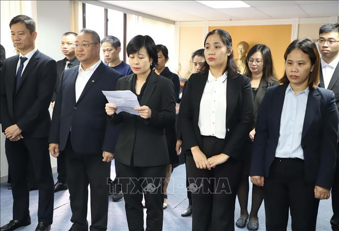 Tổng Lãnh sự Việt Nam tại Hong Kong và Ma Cao Lê Đức Hạnh tại lễ viếng Tổng Bí thư Nguyễn Phú Trọng. Tổng Lãnh sự Việt Nam tại Hong Kong và Ma Cao Lê Đức Hạnh tại lễ viếng Tổng Bí thư Nguyễn Phú Trọng.