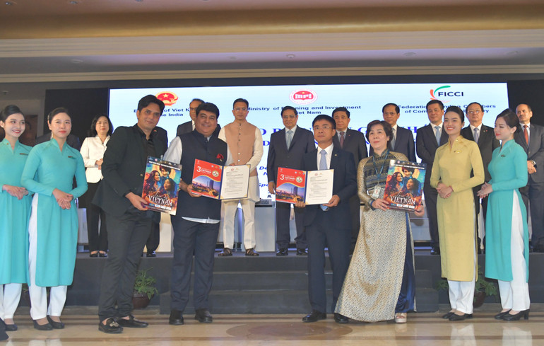 Thủ tướng Phạm Minh Chính chứng kiến lễ trao biên bản hợp tác giữa Vietnam Airlines và Innovations India.