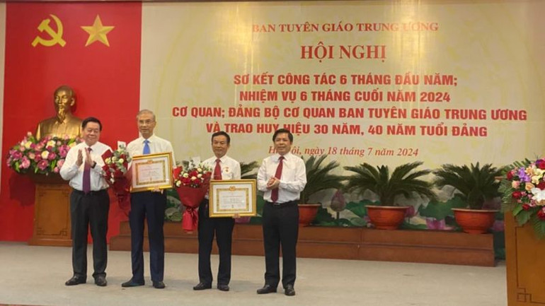 Lãnh đạo Ban Tuyên giáo Trung ương và Đảng ủy Khối các cơ quan Trung ương trao Huy hiệu 30 và 40 năm tuổi đảng tặng 2 đảng viên trong Đảng bộ cơ quan.