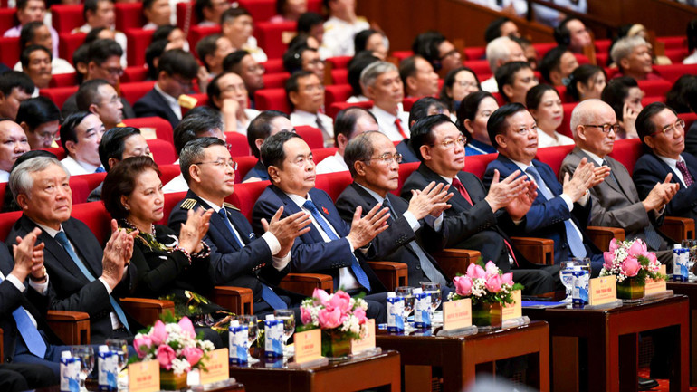 Chủ tịch Quốc hội Trần Thanh Mẫn cùng các đồng chí lãnh đạo, nguyên lãnh đạo Đảng, Nhà nước và các đại biểu dự lễ kỷ niệm.