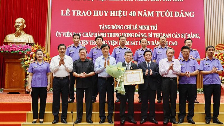 Lãnh đạo các Ban Đảng Trung ương, Đảng ủy khối các cơ quan Trung ương cùng Lãnh đạo, Ban Thường vụ Đảng ủy Viện Kiểm sát nhân dân tối cao chúc mừng đồng chí Lê Minh Trí. Lãnh đạo các Ban Đảng Trung ương, Đảng ủy khối các cơ quan Trung ương cùng Lãnh đạo, Ban Thường vụ Đảng ủy Viện Kiểm sát nhân dân tối cao chúc mừng đồng chí Lê Minh Trí.