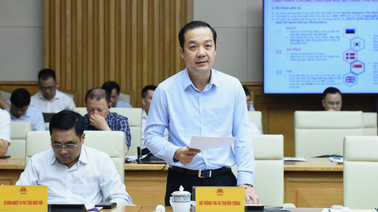 Thứ trưởng Thông tin và Truyền thông Phạm Đức Long báo cáo kết quả chuyển đổi số tại các bộ, ngành và địa phương. Thứ trưởng Thông tin và Truyền thông Phạm Đức Long báo cáo kết quả chuyển đổi số tại các bộ, ngành và địa phương.