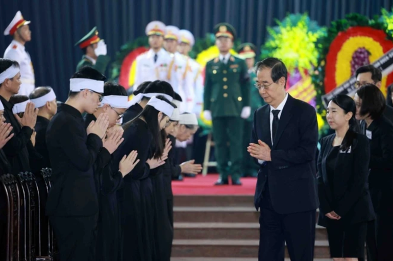 Đoàn Hàn Quốc do Thủ tướng Hàn Quốc Han Duck Soo, đặc phái viên của Tổng thống Hàn Quốc làm Trưởng đoàn, viếng Tổng Bí thư Nguyễn Phú Trọng sáng 25/7/2024. (Ảnh: TTXVN)