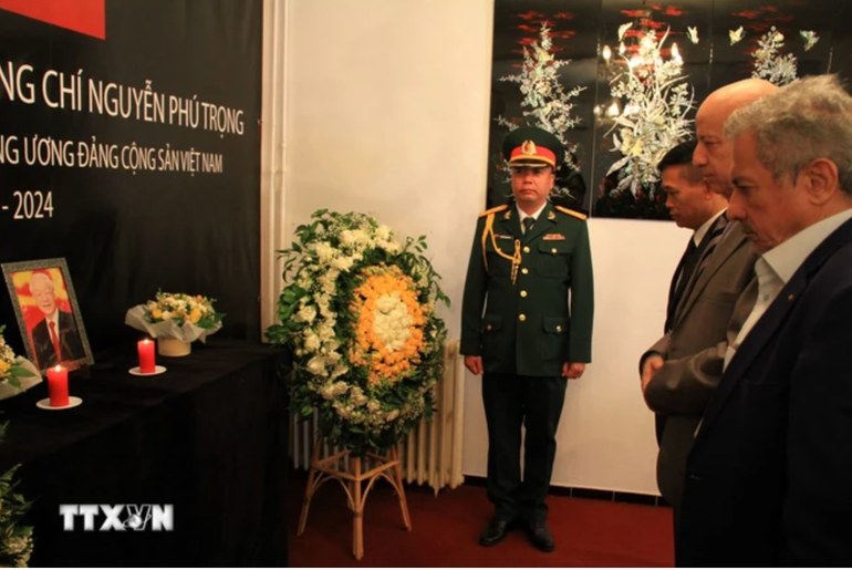 Tổng Bí thư Đảng Mặt trận Giải phóng Dân tộc Algeria (FLN), ông Abdelkrim Benmbarek (thứ 2 từ phải sang), viếng Tổng Bí thư Nguyễn Phú Trọng. (Ảnh: TTXVN)