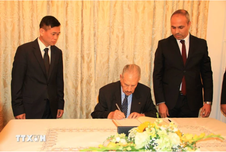 Chủ tịch Thượng viện Algeria Salah Goudjil ghi trong sổ tang bày tỏ sự chia buồn sâu sắc trước sự mất mát to lớn của Đảng, Nhà nước, Chính phủ và nhân dân Việt Nam. (Ảnh: TTXVN)